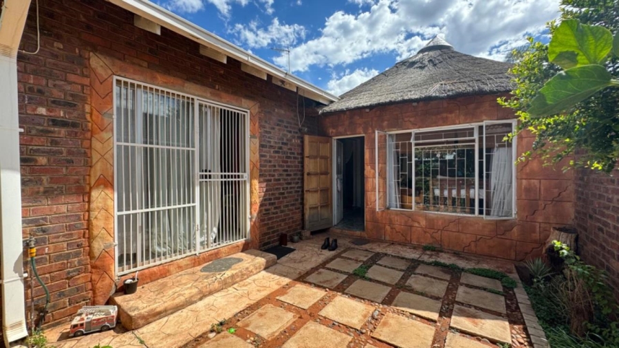 2 Bedroom Property for Sale in Rhodesdene Northern Cape